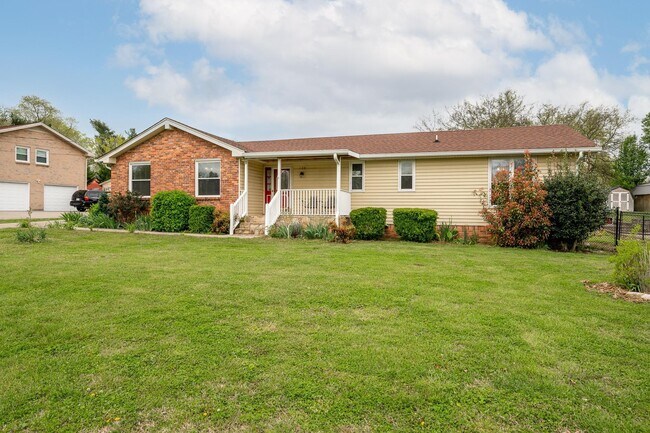 Building Photo - 120 Lake Point Dr