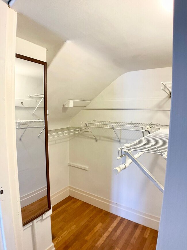 Building Photo - REMODELED and Spacious.  IN-UNIT LAUNDRY! ...