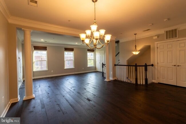 Building Photo - 323 Community Center Ave