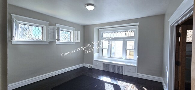 Building Photo - 922 Winslow Ave