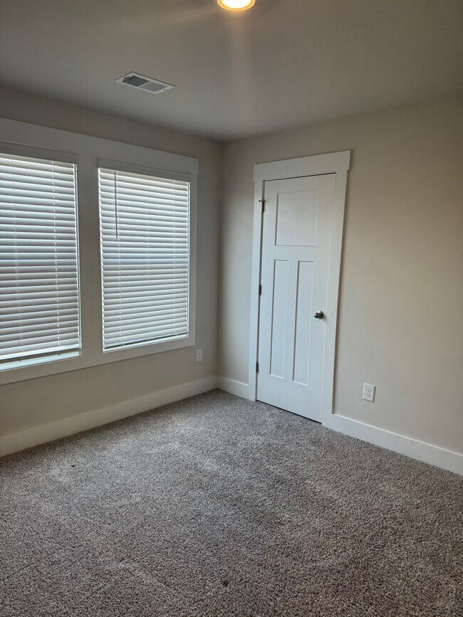 Building Photo - Great Price and location!