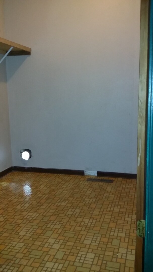 Building Photo - Meridian Manor 3 bedroom/1.5 home with newer carpet and paint!