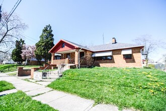 Building Photo - 3 bed 2 bath with over 1200 sq feet of space! Many updates! Garage included!