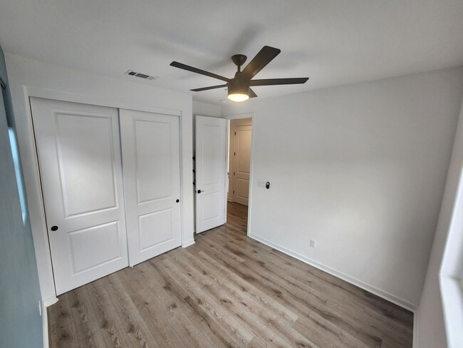 Building Photo - 3 bedroom 2.5 bath townhouse