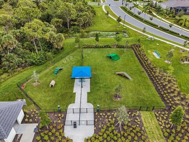 Building Photo - 12320 Wellen Golf St