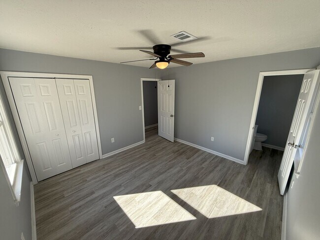 Building Photo - 3 Bedroom House, GREAT LOCATION *FIRST MONTH FREE*