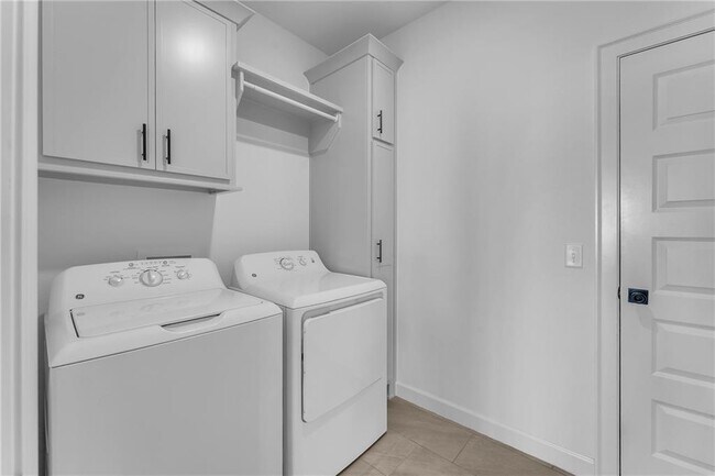Building Photo - 2401 Abbott Ln