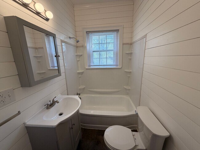 Building Photo - 432 E Lytle St