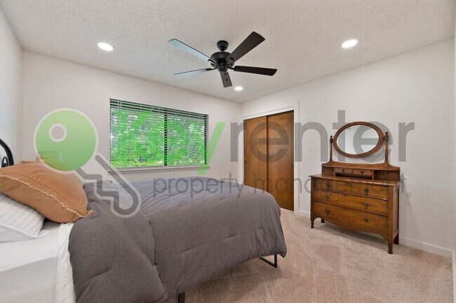 Building Photo - 9635 Oak Leaf Way