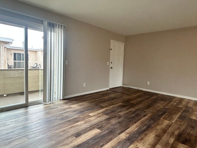 Building Photo - $$ HALF 1/2 OFF First Months RENT !!!!!! 2 bed - 2 bath unit Ready to rent!