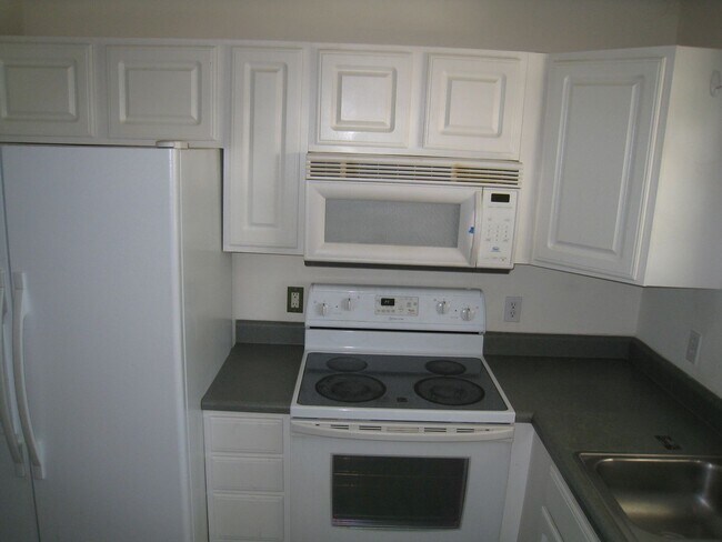 Building Photo - Cozy Condo