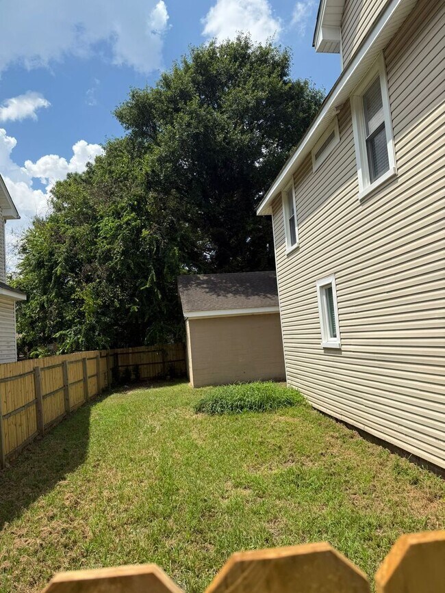 Building Photo - 4 bedroom 3 baths single family house clos...