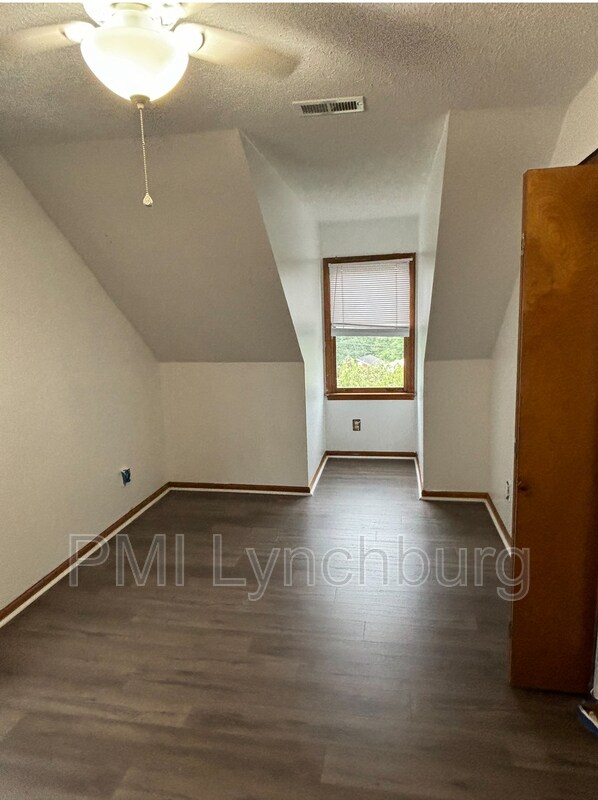 Building Photo - 107 Mountainview Dr