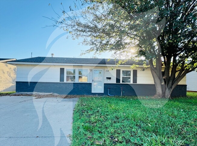Primary Photo - "Charming 3-Bedroom Oasis on 4th Street wi...