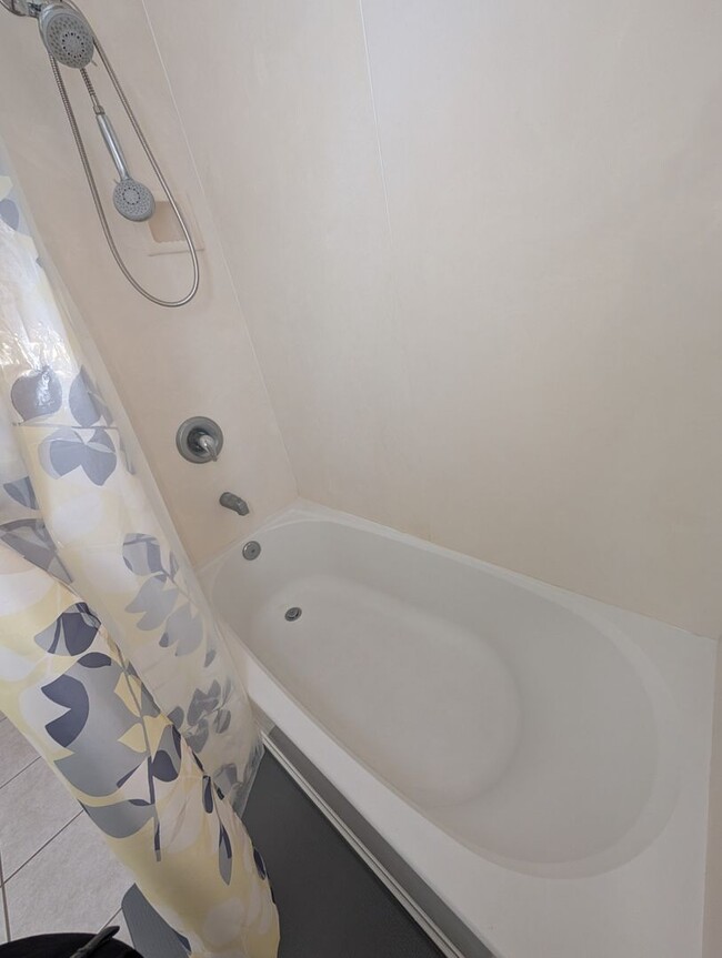 Building Photo - 3 Bedrooms 2 baths Immaculate condominium