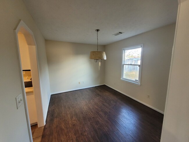 Building Photo - 4 bedroom 2 bath