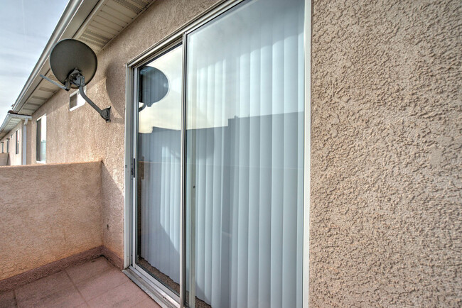 Building Photo - Open Five bedroom, three bath townhome for...