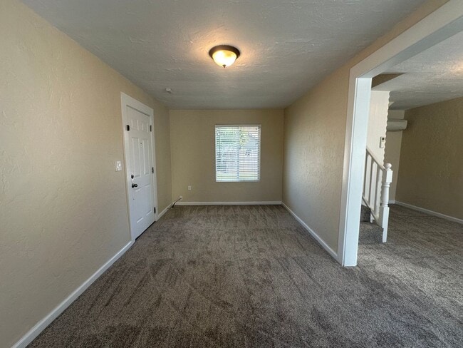 Building Photo - 3 Bedroom 2 Bathroom Home with Yard