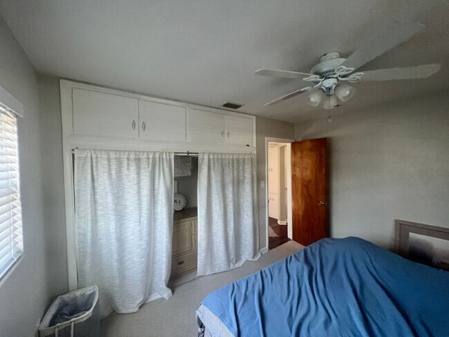 Building Photo - 2 Bed/1Bath/1 Car Garage Home