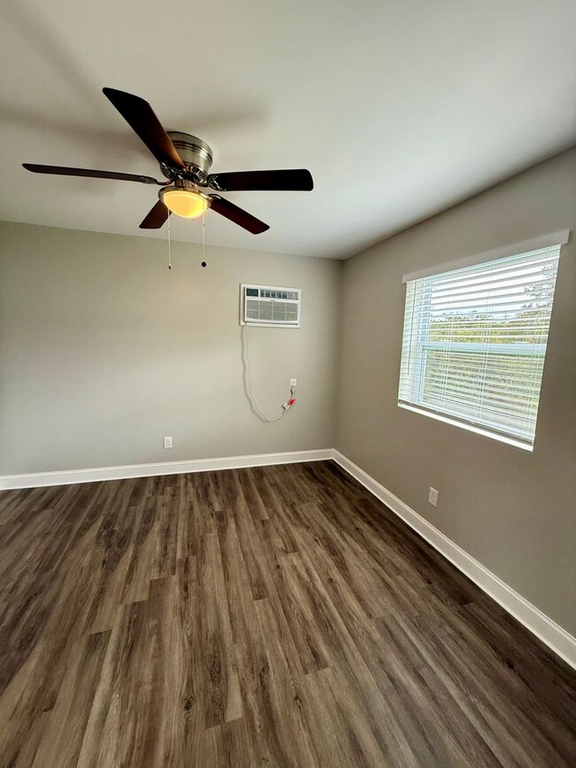 Building Photo - Oak Ridge 37830 - 1 Bedroom, 1 Bath Quadpl...