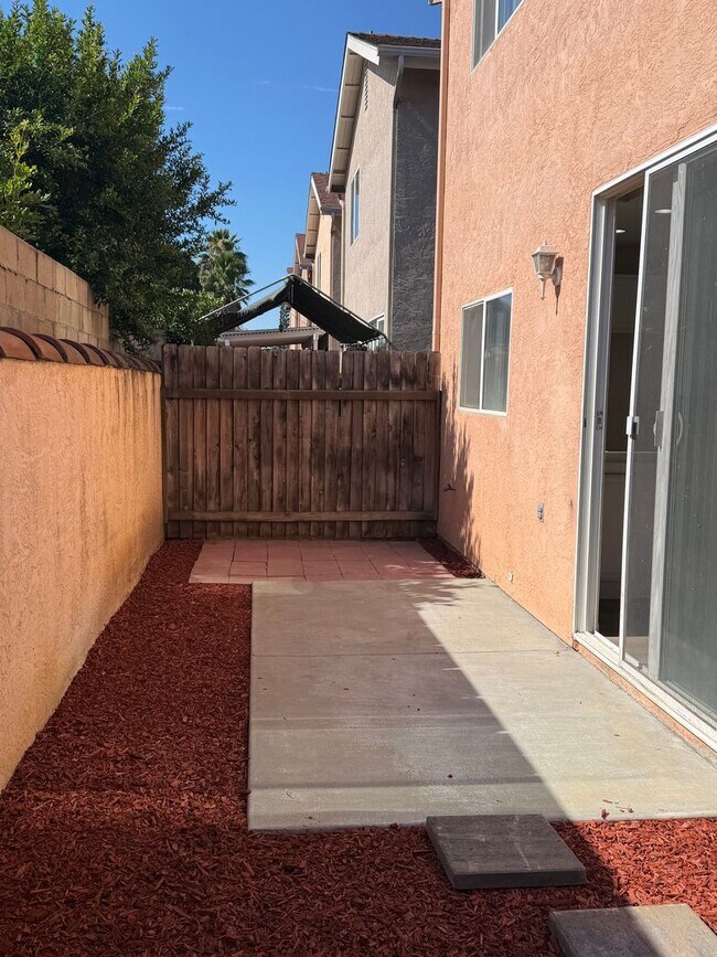 Building Photo - 547 Hart Dr