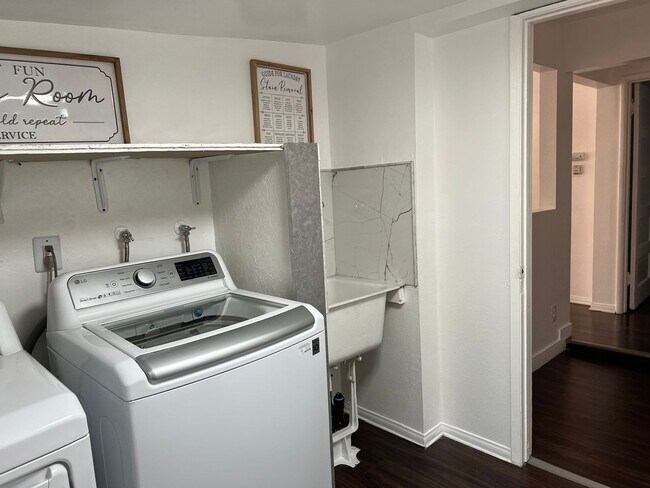 Building Photo - Charming Anaheim Cottage