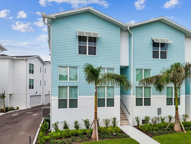 Building Photo - A charming coastal townhouse, just minutes from downtown St. Pete!