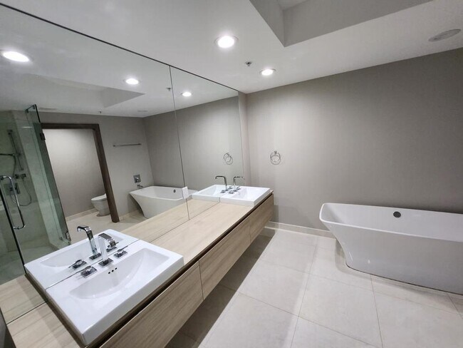 Building Photo - 17301 Biscayne Blvd