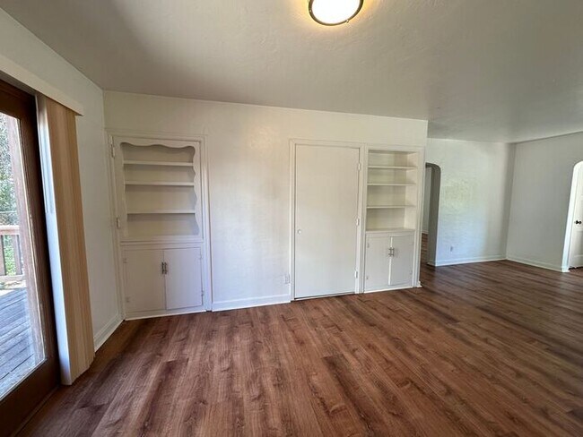 Building Photo - 1540 Hillside Dr