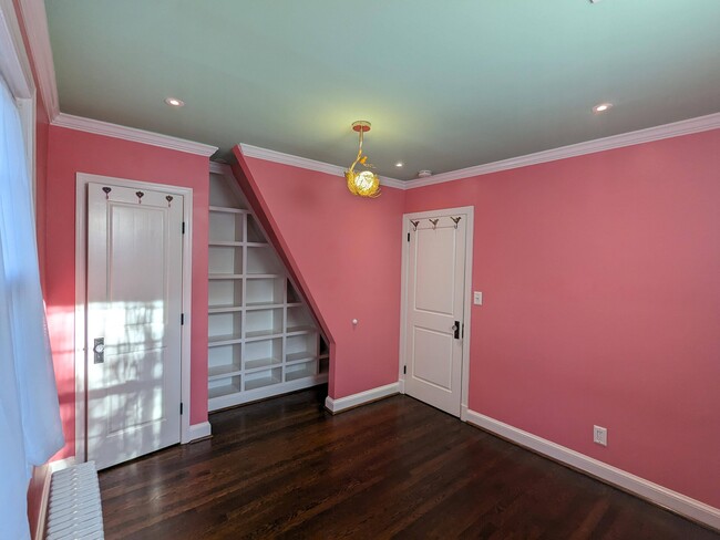 Building Photo - 4910 Crescent St