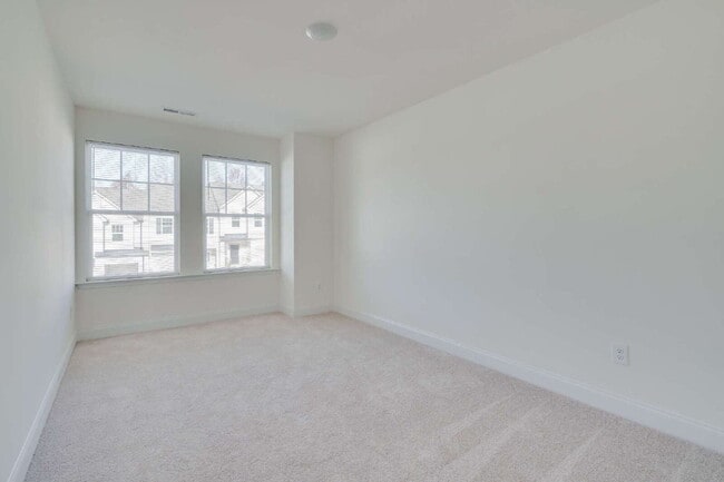 Building Photo - 3-Bed Townhouse in Franklinton with Update...