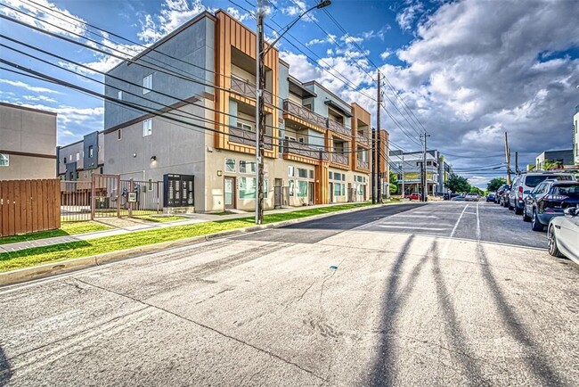 Building Photo - 2827 Manor Rd