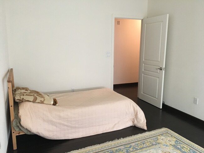 2nd bedroom - 13360 Burbank Blvd