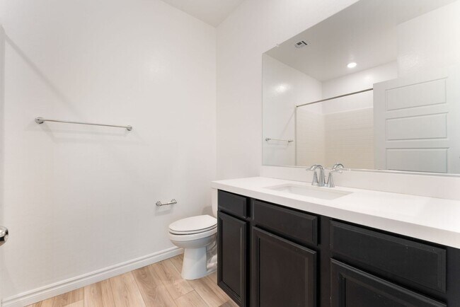 Building Photo - Bright Townhome in Gated Community!
