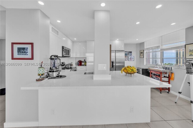 Building Photo - 3161 S Ocean Dr