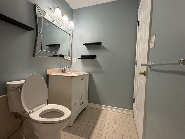 Building Photo - Charming 2-Bed, 2-Bath in Middletown, CT.