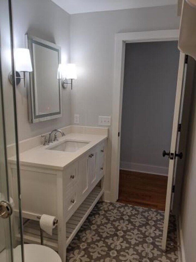 Building Photo - Beautiful 2 BR/1 BA Furnished Apartment Available in Downtown Charleston!