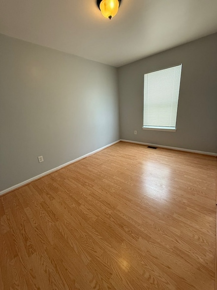 Building Photo - 28913 Annapolis Ave