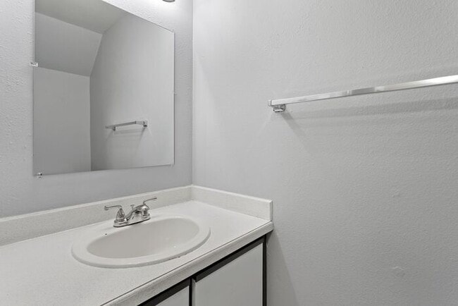 Building Photo - 2 bedroom unit. Pets OK! Lots of upgrades!...