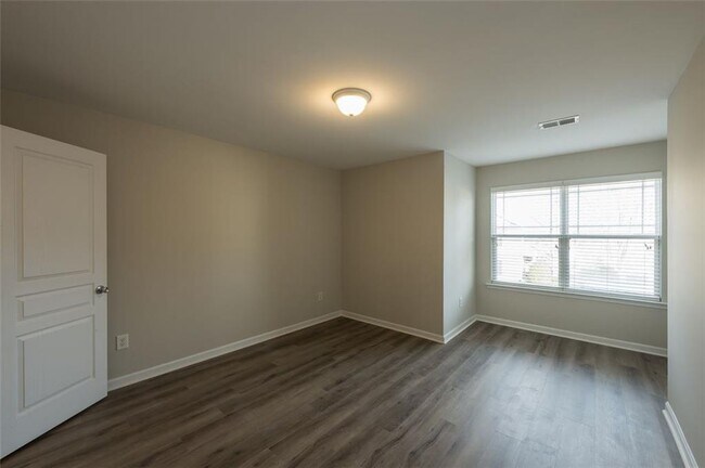 Building Photo - 204 Parc View Ln