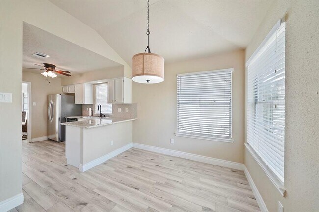 Building Photo - 2911 Parkwood Manor Dr