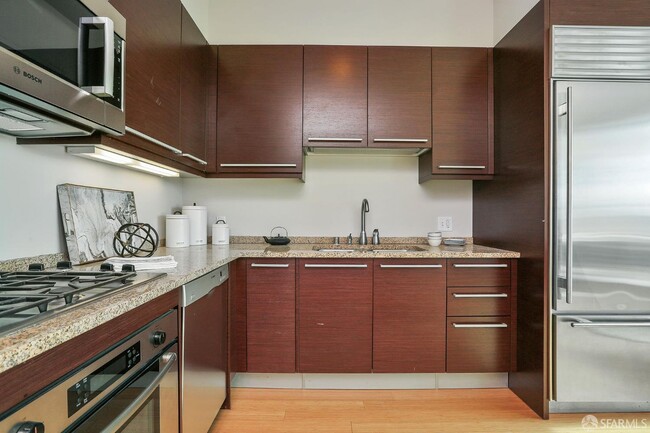 Building Photo - 425 1st St