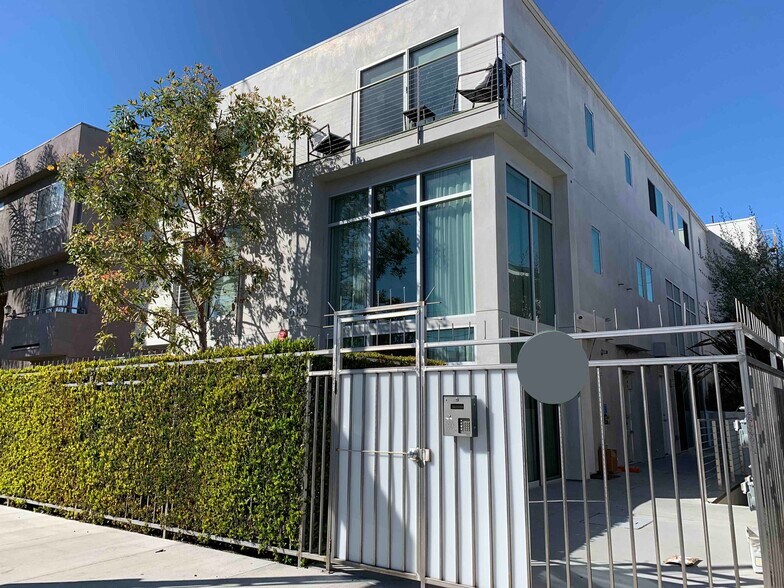 Building Photo - 6133 Fountain Ave
