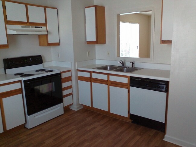 Building Photo - 2 Bedrooms 1 Bath - Downstairs unit