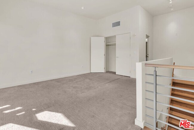 Building Photo - 940 E 2nd St