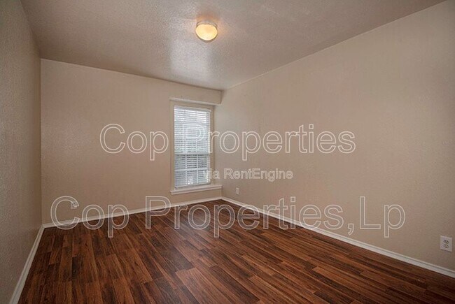 Building Photo - 518 Reba