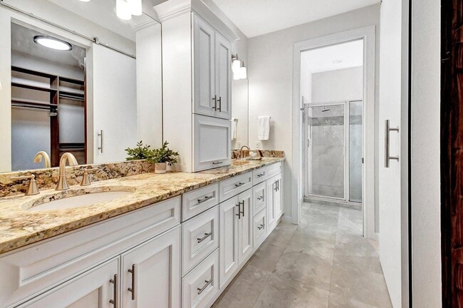 Building Photo - 3567 Commodore Cir
