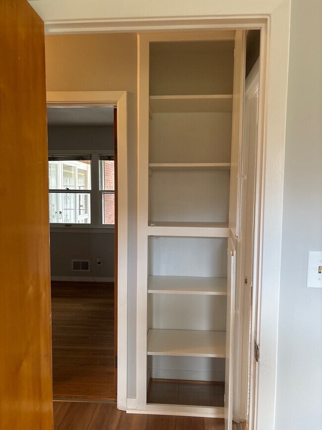 Building Photo - 1305 Abbeywood Rd