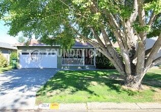 Building Photo - Charming 3 bed, 2 bath home nestled on a l...