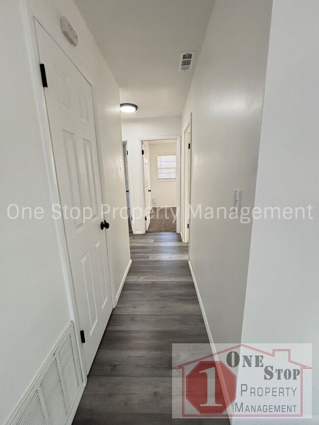 Building Photo - 4-bedroom, 2.5-bath in  Kansas City